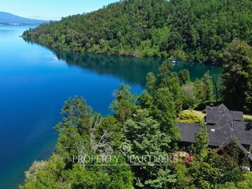 Casa con espectacular vista y 90 mts de orilla de lago Panguipulli