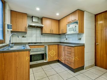 Casa con un gran potencial de remodelación, calle muy tranquila cercana a Colón, colegios, locomoción  y comercio!!!!