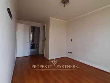 Casa con un gran potencial de remodelación, calle muy tranquila cercana a Colón, colegios, locomoción  y comercio!!!!