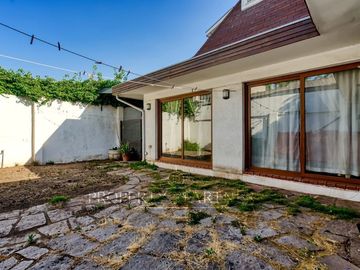 Casa con un gran potencial de remodelación, calle muy tranquila cercana a Colón, colegios, locomoción  y comercio!!!!