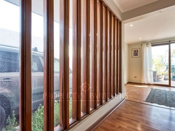 Casa con un gran potencial de remodelación, calle muy tranquila cercana a Colón, colegios, locomoción  y comercio!!!!