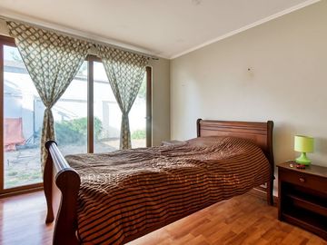Casa con un gran potencial de remodelación, calle muy tranquila cercana a Colón, colegios, locomoción  y comercio!!!!