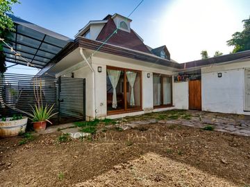 Casa con un gran potencial de remodelación, calle muy tranquila cercana a Colón, colegios, locomoción  y comercio!!!!