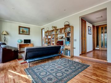 Casa con un gran potencial de remodelación, calle muy tranquila cercana a Colón, colegios, locomoción  y comercio!!!!