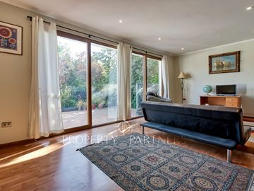 Casa con un gran potencial de remodelación, calle muy tranquila cercana a Colón, colegios, locomoción  y comercio!!!!