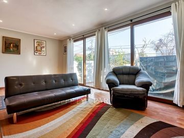 Casa con un gran potencial de remodelación, calle muy tranquila cercana a Colón, colegios, locomoción  y comercio!!!!