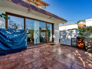 Casa con un gran potencial de remodelación, calle muy tranquila cercana a Colón, colegios, locomoción  y comercio!!!!