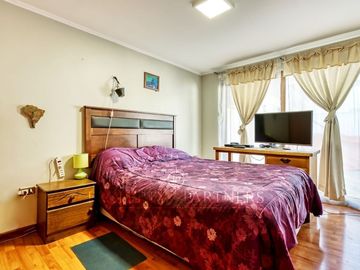 Casa con un gran potencial de remodelación, calle muy tranquila cercana a Colón, colegios, locomoción  y comercio!!!!