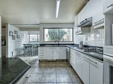 Casa a pasos de Colegio Santa Cruz en Chicureo Centro