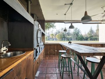 Casa a pasos de Colegio Santa Cruz en Chicureo Centro