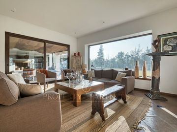Casa a pasos de Colegio Santa Cruz en Chicureo Centro