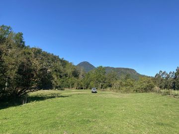 Terreno con borde río