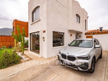 Amplia casa estilo mediterráneo en San Joaquín