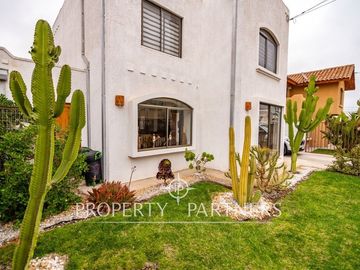 Amplia casa estilo mediterráneo en San Joaquín