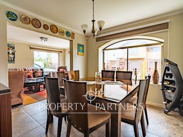 Amplia casa estilo mediterráneo en San Joaquín