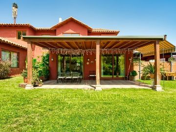 Amplia casa en venta estilo chileno en La Reina