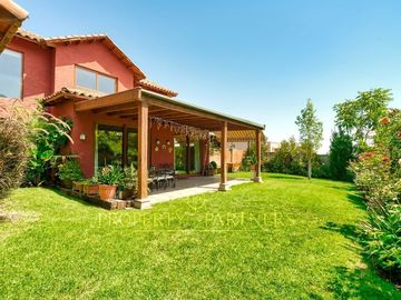 Amplia casa en venta estilo chileno en La Reina