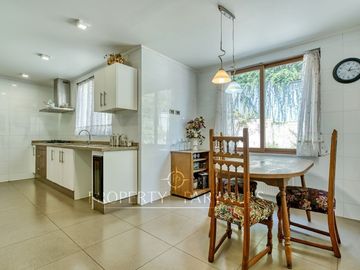 Amplia casa en venta estilo chileno en La Reina
