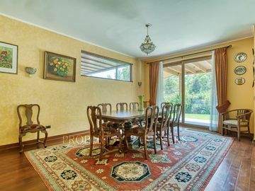 Amplia casa en venta estilo chileno en La Reina
