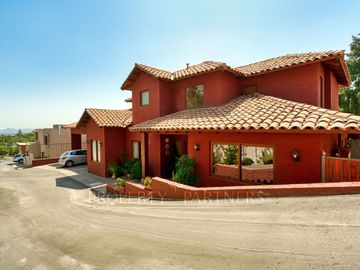 Amplia casa en venta estilo chileno en La Reina