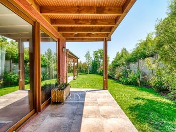 Amplia casa en venta estilo chileno en La Reina