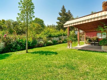 Amplia casa en venta estilo chileno en La Reina