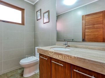 Amplia casa en venta estilo chileno en La Reina