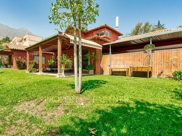 Amplia casa en venta estilo chileno en La Reina