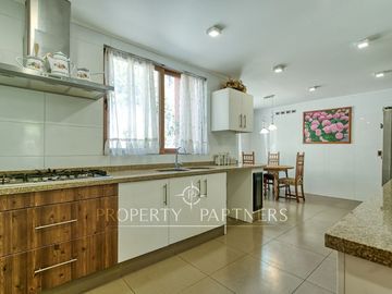 Amplia casa en venta estilo chileno en La Reina