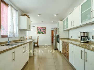 Amplia casa en venta estilo chileno en La Reina