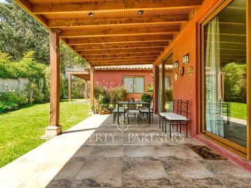Amplia casa en venta estilo chileno en La Reina