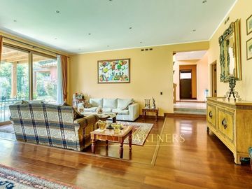 Amplia casa en venta estilo chileno en La Reina