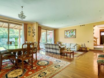 Amplia casa en venta estilo chileno en La Reina