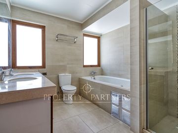 Amplia casa en venta estilo chileno en La Reina