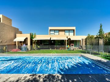 Casa moderna en condominio consolidado de Piedra Roja
