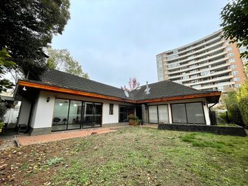Estupenda casa comercial a una cuadra de Av. Alemania