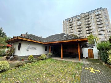 Estupenda casa comercial a una cuadra de Av. Alemania