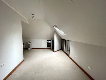 Estupenda casa comercial a una cuadra de Av. Alemania