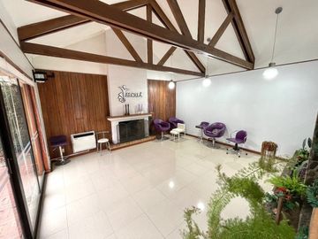 Estupenda casa comercial a una cuadra de Av. Alemania