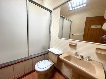 Estupenda casa comercial a una cuadra de Av. Alemania