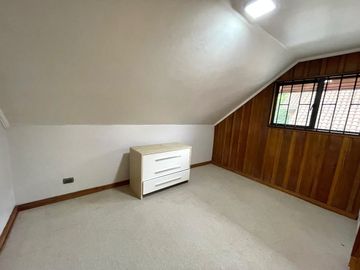 Estupenda casa comercial a una cuadra de Av. Alemania
