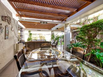 Arquitectura clásica y acogedora de casa de 1 nivel, 4 habitaciones, ubicada en casco antiguo de Jardines del Sur.