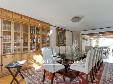Arquitectura clásica y acogedora de casa de 1 nivel, 4 habitaciones, ubicada en casco antiguo de Jardines del Sur.