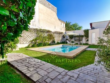 Arquitectura clásica y acogedora de casa de 1 nivel, 4 habitaciones, ubicada en casco antiguo de Jardines del Sur.