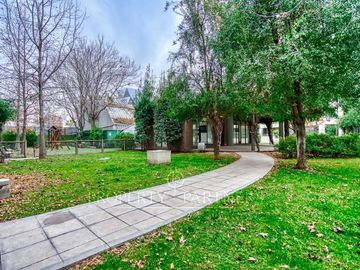 Inmejorable ubicación, a pasos del metro, en tranquilo condominio con grandes áreas verdes.