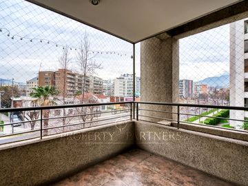 Inmejorable ubicación, a pasos del metro, en tranquilo condominio con grandes áreas verdes.