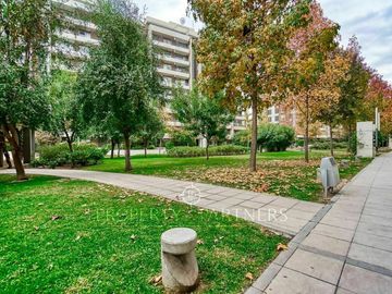 Inmejorable ubicación, a pasos del metro, en tranquilo condominio con grandes áreas verdes.
