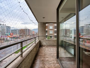 Inmejorable ubicación, a pasos del metro, en tranquilo condominio con grandes áreas verdes.