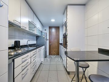Inmejorable ubicación, a pasos del metro, en tranquilo condominio con grandes áreas verdes.