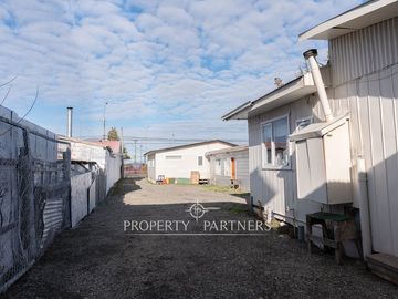 ¡Inversión versátil! Propiedad única con tres casas lista para generar ingresos